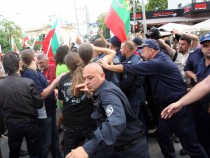 Сблъсъци раздвижиха протеста тази вечер!