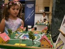 Деца от 143-то училище подредиха благотворителна изложба в БНР