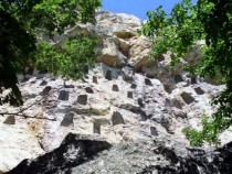 Глухите камъни нашепват…