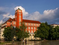 В Плевен децата от школа "Колорит" представят своя изложба от новогодишни подаръци