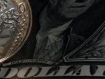 Рязко мистериозно поскъпване на еврото и спад на долара в последния за годината ден на търговия