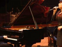 Компилации с песни на Ленън, Маккартни и Харисън, плюс коледна джаз-подборка