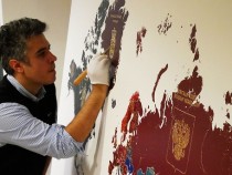 На 19 декември световнопризнатият български художник Янко Тихов открива първата си самостоятелна изложба в София