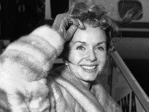 Холивуд се прощава с Деби Рейнолдс, звездата от "Аз пея под дъжда"