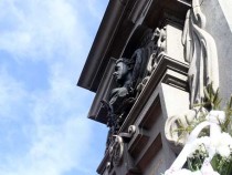 Деца на почетен караул пред паметника на Левски