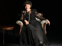 Стоянка Мутафова с Наградата на София за принос към актьорската професия