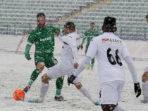 Мачът между отборите на "Славия" и "Лудогорец" беше прекратен заради обилен снеговалеж