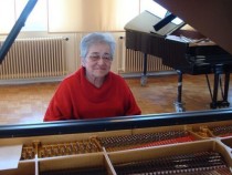 Милена Моллова е солист на Симфоничния оркестър на БНР под диригентството на Леополд Хагер