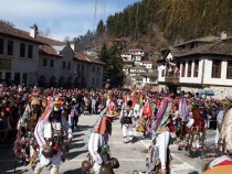 250 кукери гонят злото на традиционния празник Песпонеделник в Широка лъка 