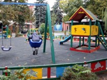 Къща може да се направи от пръчки и тревички или от стъкло, а на покрива се слагат пирамиди