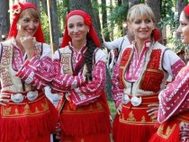 Народната музика, танци и носии винаги вървят ръка за ръка