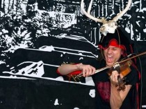 Джоуи Молинаро: Моята музика разказва точно за това как човек може да преживее хаоса, но да се почувства удобно в него