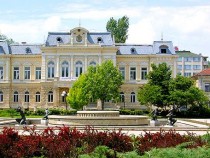 Учени представят книга с анализи на различни документи от русенския социалистически живот