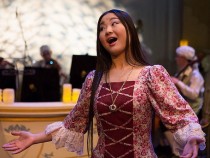 Атрактивното сопрано Ли Ли внася още колорит в "Бонд"