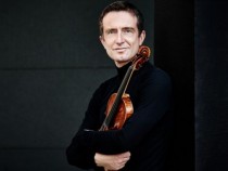 Цигуларят Теди Папаврами между цигулката и писането