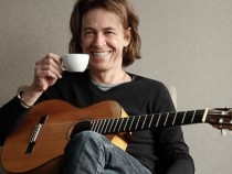 Странстванията по света на китариста Доминик Милър, плюс три испанки