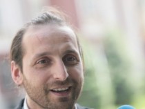 Актьорът Иван Юруков представя моноспектакъла "Пилето, което казва КУ"