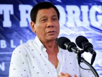 Президентът на Филипините е готов да подаде оставка заради скандал с целувка