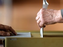 Чешкият президент Милош Земан печели първия кръг от вота