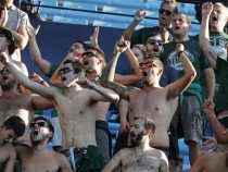 Раниха треньор с кен бира на мач в Гърция