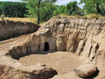 Граждани настояват: Върнете „прогонения дух на траките” от каменната могила на с. Старо Железаре