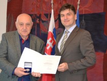 Сребърен плакет за българския писател и преводач Асен Милчев