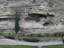 Пътешествие из мистични кътчета в  България предлага книгата "Времето гледа с 10 очи"