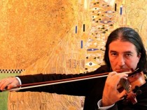 Цигуларят Евгений Шевкенов свири в Етнографския музей