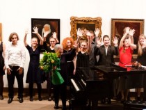 Проф. Моллова представя участниците в своя клас по интерпретация в НБУ