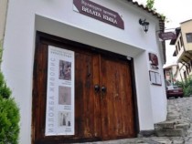 Младежи показват керамика и живопис в "Бялата къща"