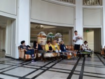 Ованес Торосян в ролята на Д’Артанян, с коня Питър Пан!