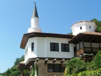 Българин от Канада реставрира питосите на Двореца в Балчик