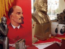 Фотографът Никола Михов представя виртуалния СОЦМУЗ в Париж