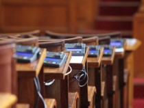 Депутатите решават дали да включат в дневния ред законови предложения на БСП, ДПС и Обединените патриоти