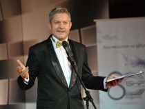 Гласът на Емил Димитров изписва „На нея с обич!“ в Античния театър в Пловдив