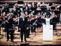 Робот дирижира световноизвестния тенор Андреа Бочели