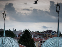 Журналистът Антони Георгиев показва фотографии от цикъла "Еврейска България"