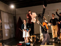 Младият екип на „Кралят елен“ играе в подкрепа на студентски фестивал