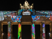 Българи превръщат Бранденбургската врата в цветна феерия