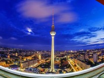 Фестивал на светлината в Берлин – двама българи трансформират фасадите на четири от най-известните сгради