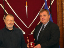 Васил Михайлов със знак "За принос към Министерството на отбраната”