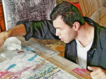 Художникът Николай Делиянев представя свой новаторски стил в изложбата "Загадката на вибрациите"