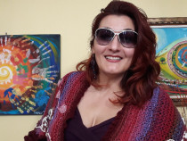 Мария Гергова изписва пъстър свят от шевици върху стъкло