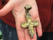 Уникален златен кръст с частица от Христовото разпятие откриха на Трапезица