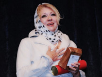 Емануела Шкодрева за наградата от театралния фестивал в Зайчар