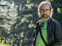 Стихосбирката „Свръхизискване“ от Крис Енчев