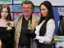 Български скулптор прави стенописи в пешеходни зони в Китай