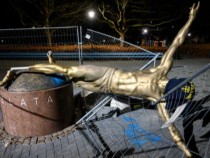 Местят статуята на Ибрахимович, за да я спасят от вандали