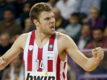 Везенков изведе Олимпиакос до четвърти успех