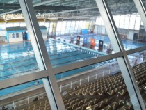 Басейните отвориха полупразни